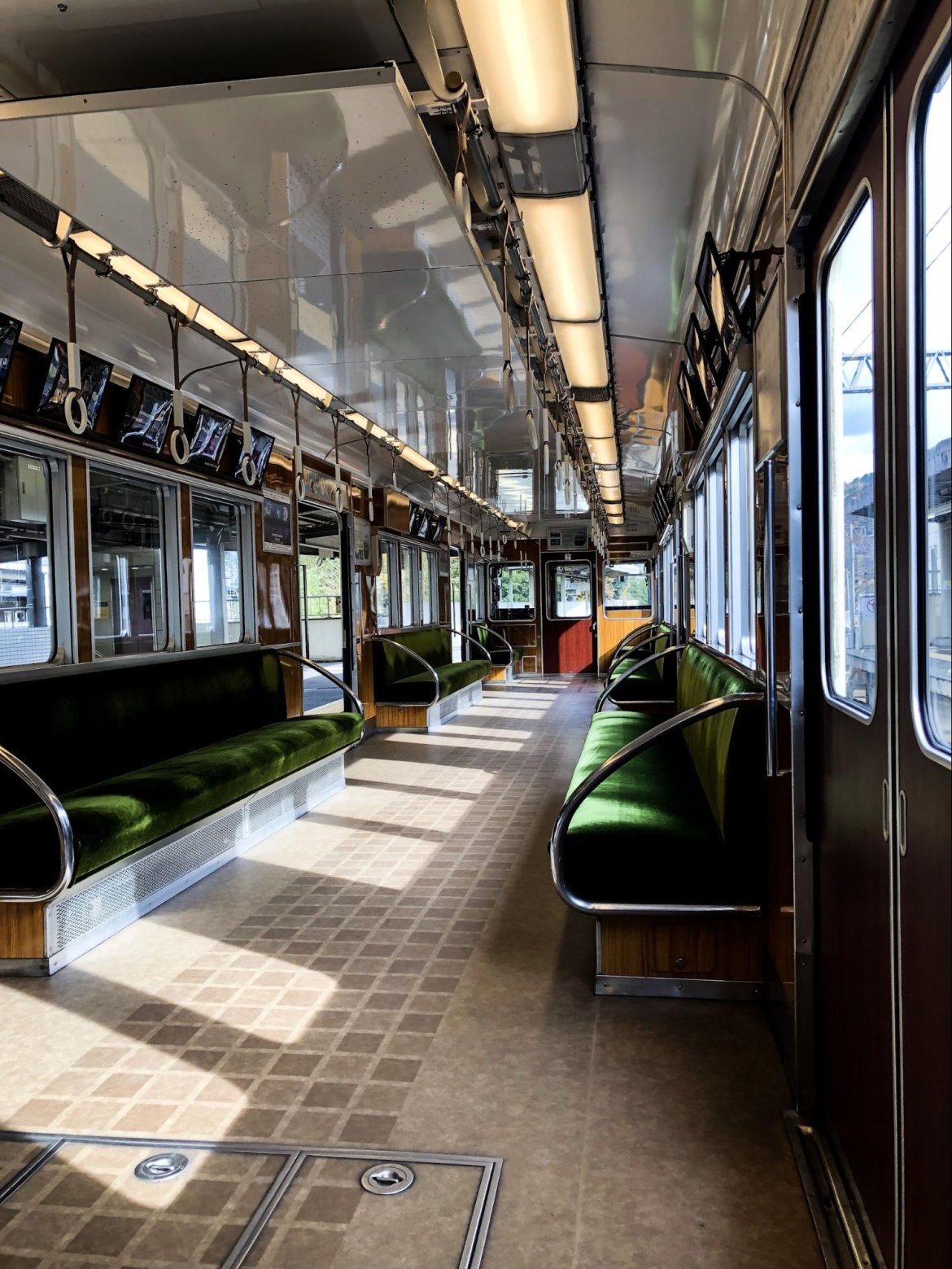 通勤電車は違う世界につながる…通勤のときの小説読書のすゝめ