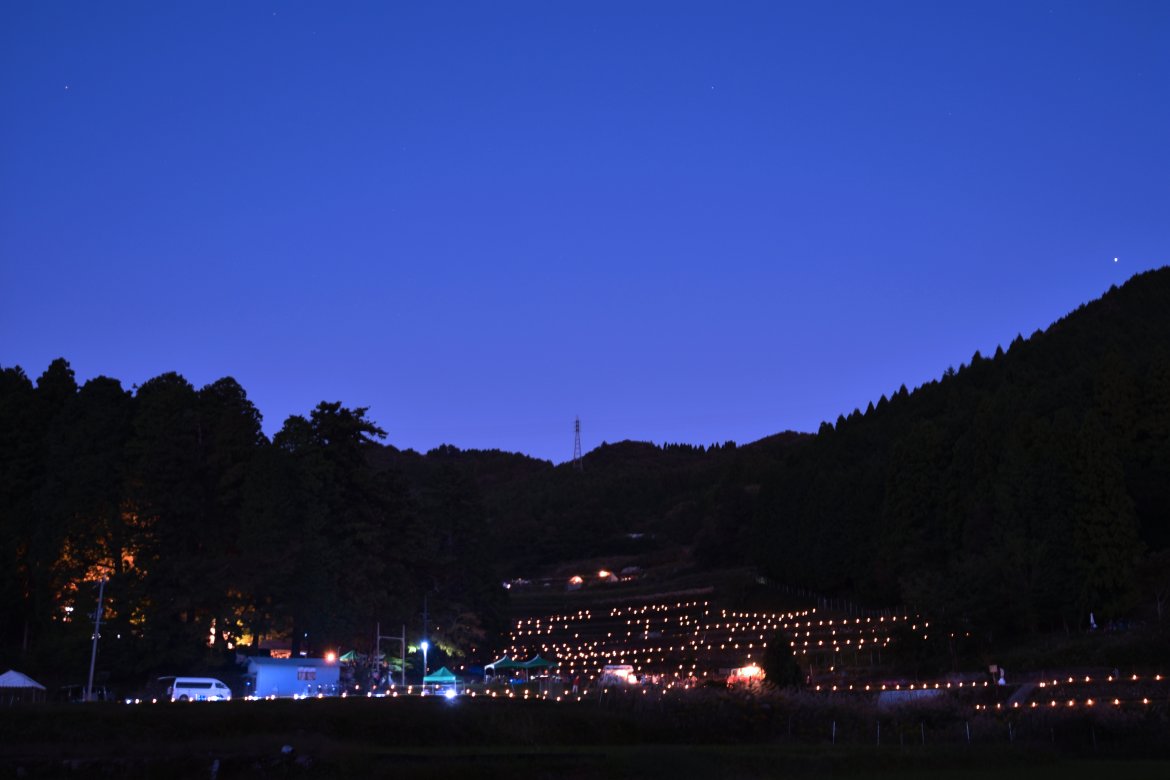 右近・志野夫婦も天国から微笑んでもらえたでしょう！太鼓、ダンス、三味線の音を鳴り響かせ、夕方よりはキャンドル、ドローンの幻想的な光で高山地区の夜空を照らしました。