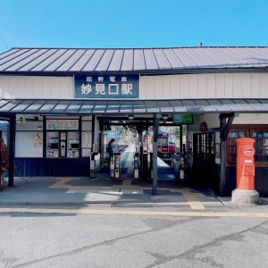 妙見口駅の駅舎の写真