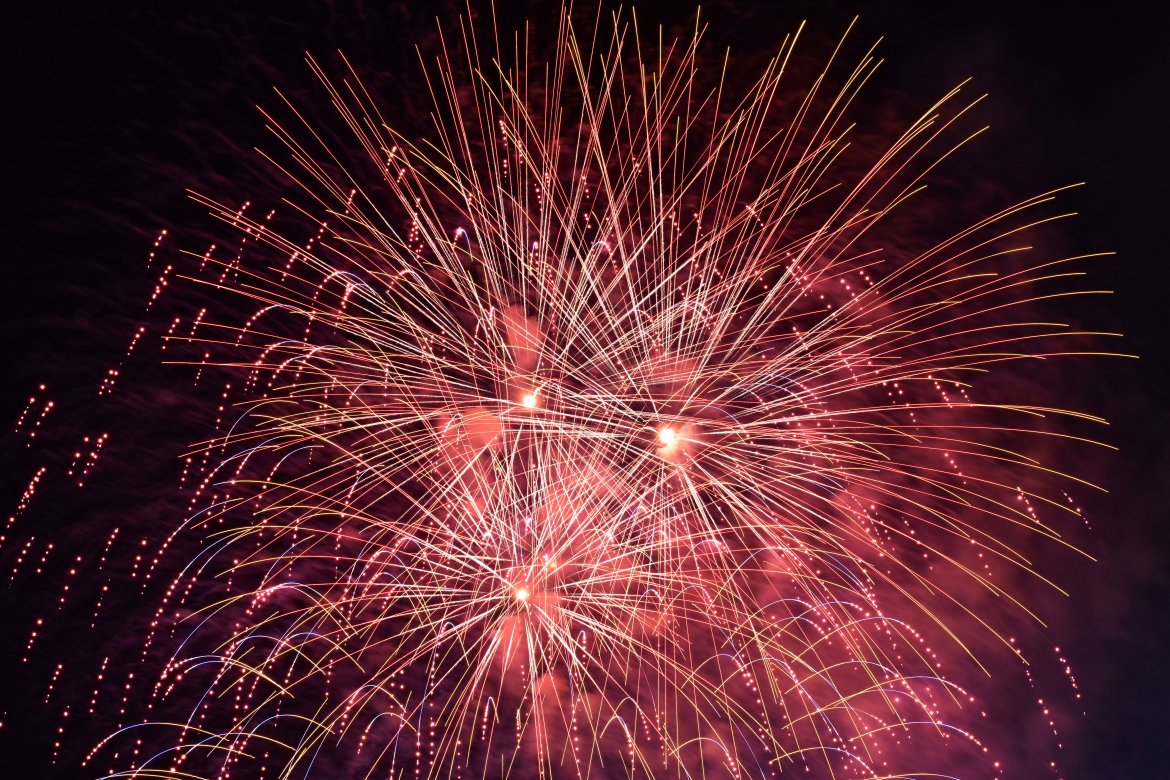 迫力のある猪名川花火大会が開催される