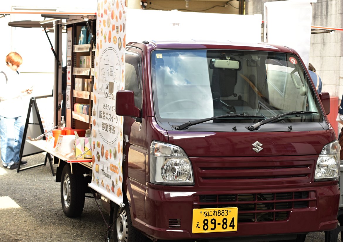 走るデパ地下、阪急のスイーツ移動販売が来てくれる！